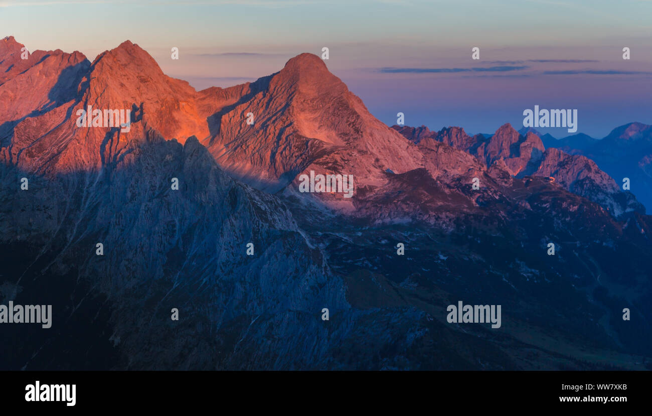 Vista sul Hochblassen e Alpspitze, due vertici nella gamma del Wetterstein vicino a Garmisch-Partenkirchen, in Baviera, Germania, Foto Stock