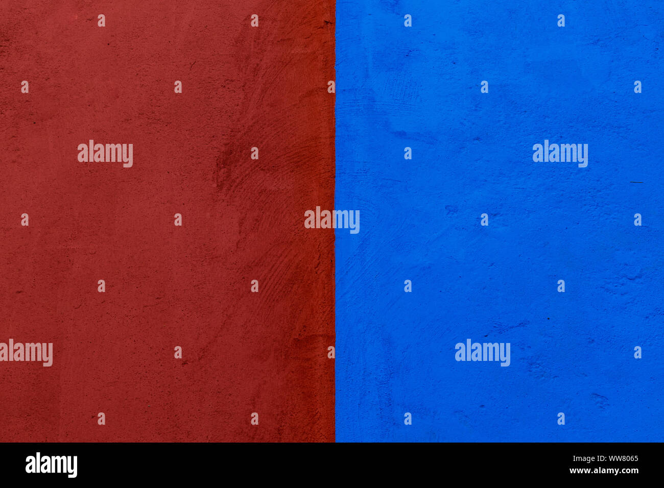 Rosso e blu della parete di calcestruzzo texture, diviso per metà Foto Stock
