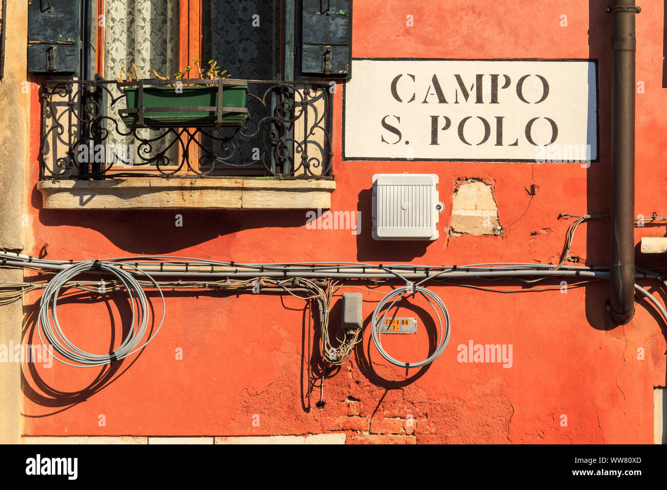 Un muro di una casa nel Campo San Polo, Venezia, Italia Foto Stock