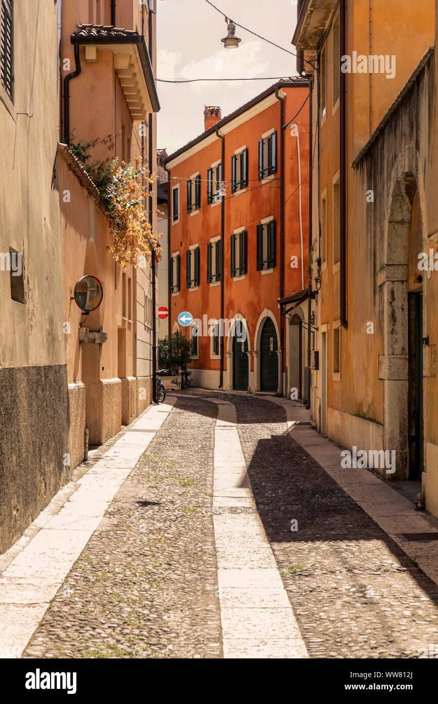 Tipica strada in scena a Verona, Italia Foto Stock