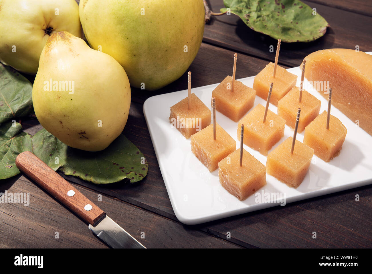 In casa cotognata e frutti su sfondo di legno. Sweet Food Foto Stock