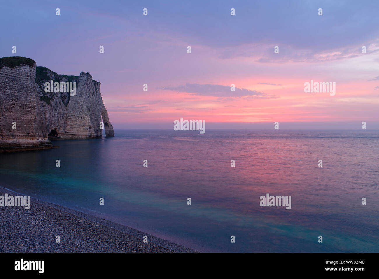 Vista di Falaise d'Aval con Porte d'Aval nella luce della sera, Etretat, Seine-Maritime, canale inglese, Normandia, Francia Foto Stock