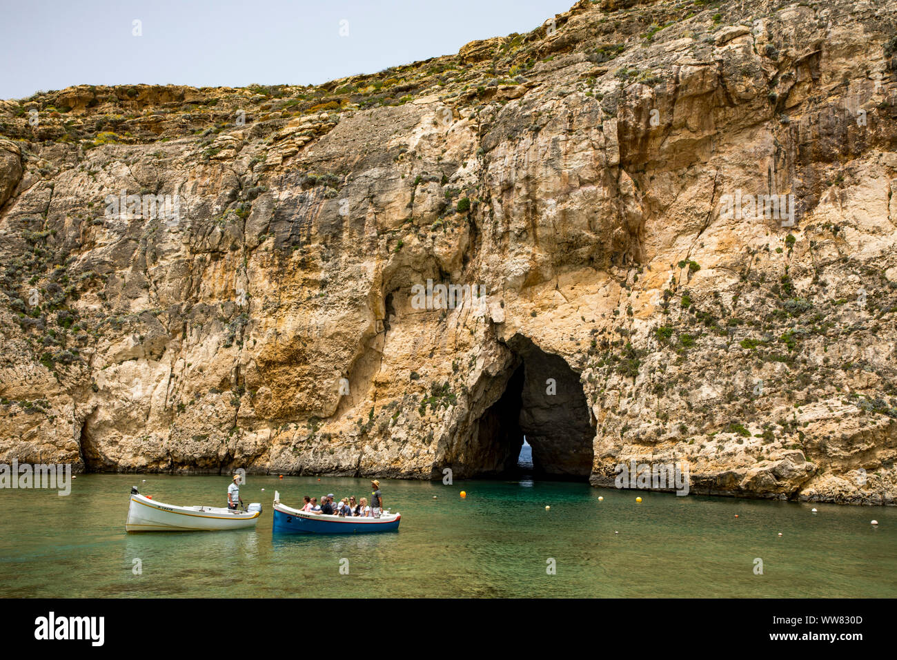 Gozo, la vicina isola di Malta, a nord-ovest della costa, costa rocciosa vicino a San Lawrenz, imbarcazioni turistiche, Inland Sea, grotta di roccia, che si trova nella Baia di Dwejra all'Azzurro Windo Foto Stock