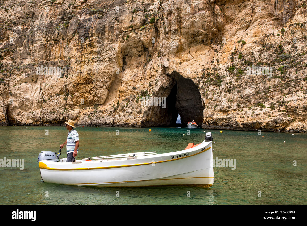 Gozo, la vicina isola di Malta, a nord-ovest della costa, costa rocciosa vicino a San Lawrenz, imbarcazioni turistiche, Inland Sea, grotta di roccia, che si trova nella Baia di Dwejra all'Azzurro Windo Foto Stock