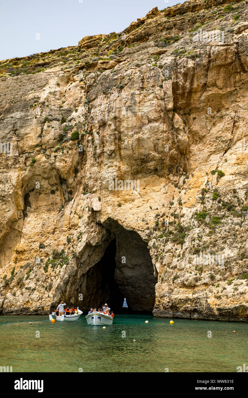 Gozo, la vicina isola di Malta, a nord-ovest della costa, costa rocciosa vicino a San Lawrenz, imbarcazioni turistiche, Inland Sea, grotta di roccia, che si trova nella Baia di Dwejra all'Azzurro Windo Foto Stock