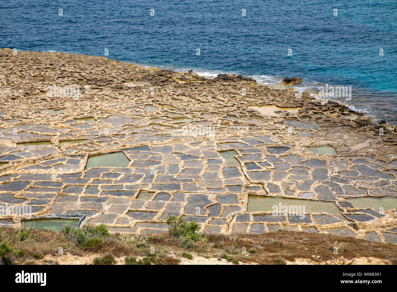 Gozo, la vicina isola di Malta, saline, saline per il sale di mare la produzione nella Xwejni Bay vicino a Marsalforn, Foto Stock