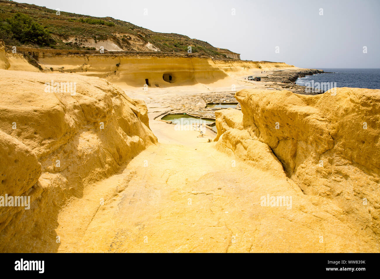 Gozo, la vicina isola di Malta, saline, saline per il sale di mare la produzione nella Xwejni Bay vicino a Marsalforn, Foto Stock