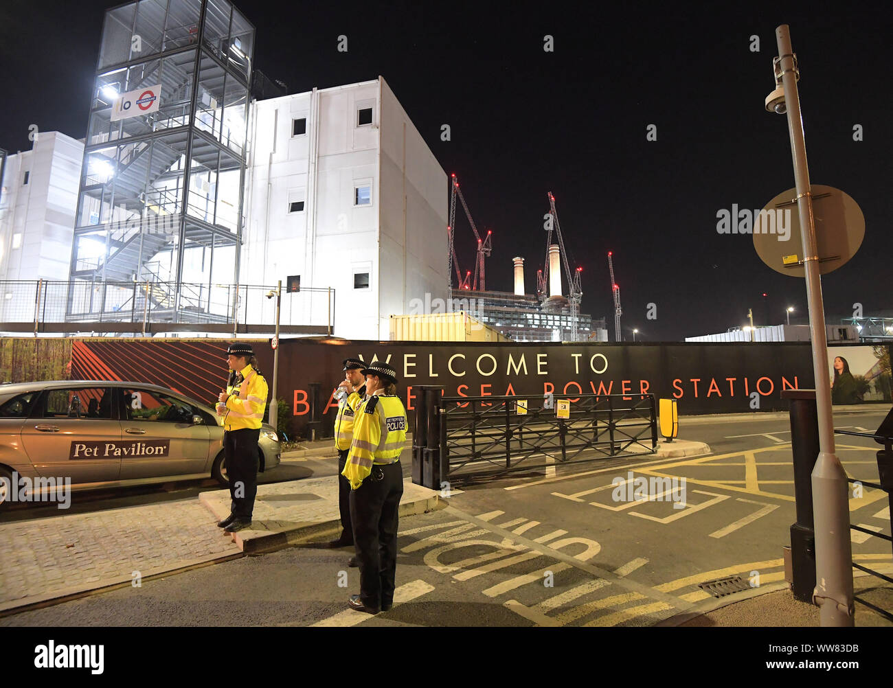 La polizia al di fuori di Battersea Power Station di Londra dopo un avviso di sicurezza. Foto Stock