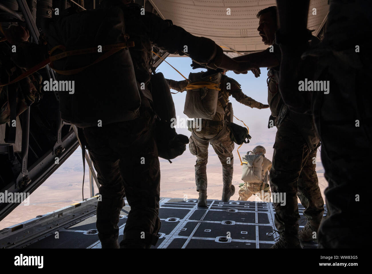 Forze per le operazioni speciali provenienti da diverse nazioni di saltare da un C-130 Hercules aeromobile durante la formazione congiunta esercizio desiderosi Lion 19 nei pressi di Amman, Giordania, Sett. 5, 2019. Dieci nazioni hanno partecipato all'operazione aerea, indicato come il salto di amicizia, di rafforzare le relazioni tra le nazioni partecipanti e mostrare la loro interoperabilità. (U.S. Esercito foto di Spc. Angelo Ruszkiewicz) Foto Stock