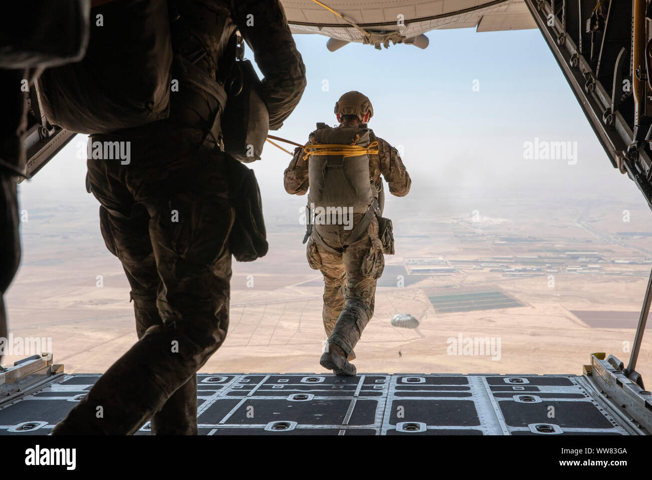 Stati Uniti Forze per le operazioni speciali di saltare da un C-130 Hercules aeromobile durante la formazione congiunta esercizio desiderosi Lion 19 nei pressi di Amman, Giordania, Sett. 5, 2019. Dieci nazioni hanno partecipato all'operazione aerea, indicato come il salto di amicizia, di rafforzare le relazioni tra le nazioni partecipanti e mostrare la loro interoperabilità. (U.S. Esercito foto di Spc. Angelo Ruszkiewicz) Foto Stock
