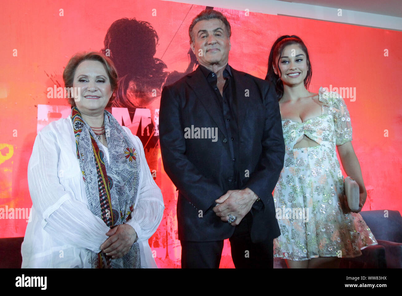 Alejandra Barraza; Sylvester Stallone e Yvette Monreal pone per le foto durante il Rambo: ultima pellicola di sangue conferenza stampa al Four Season Hotel Foto Stock