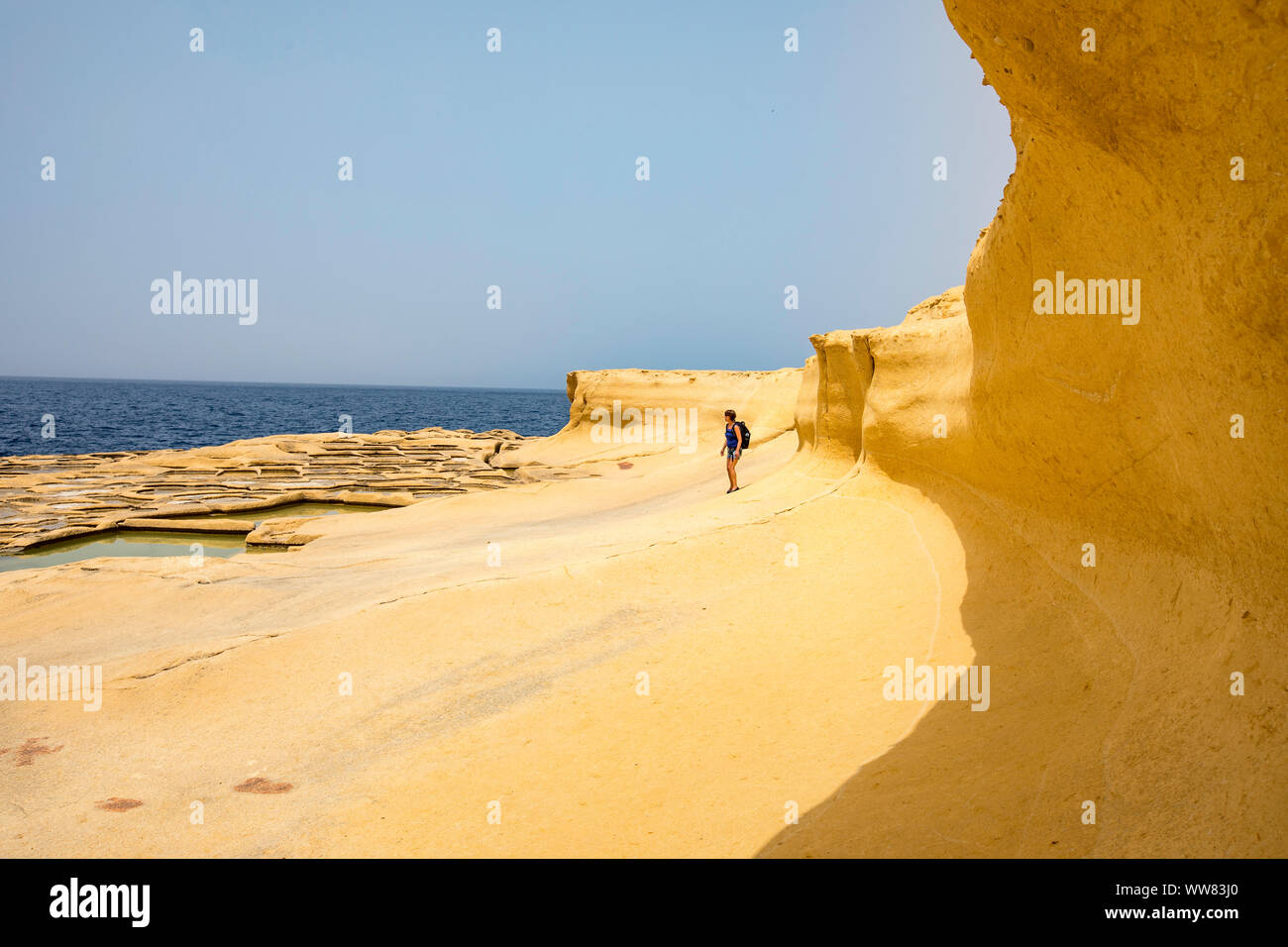 Gozo, la vicina isola di Malta, saline, saline per il sale di mare la produzione nella Xwejni Bay vicino a Marsalforn, Foto Stock