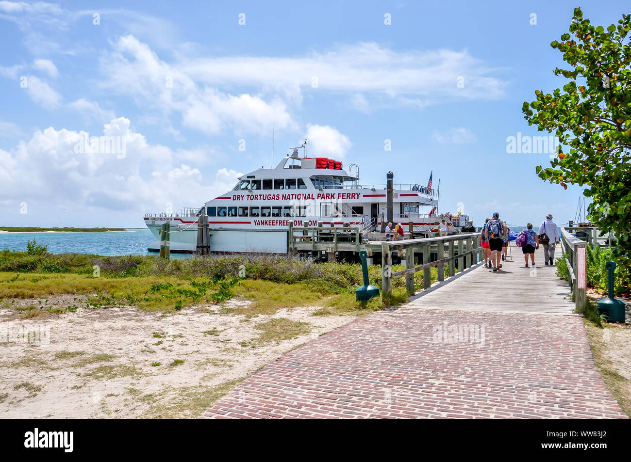 Traghetto che serve Parco Nazionale di Dry Tortugas da Key West, Florida. Le persone a bordo del traghetto vicino a Fort Jefferson dopo un giorno di viaggio per l'isola. Foto Stock