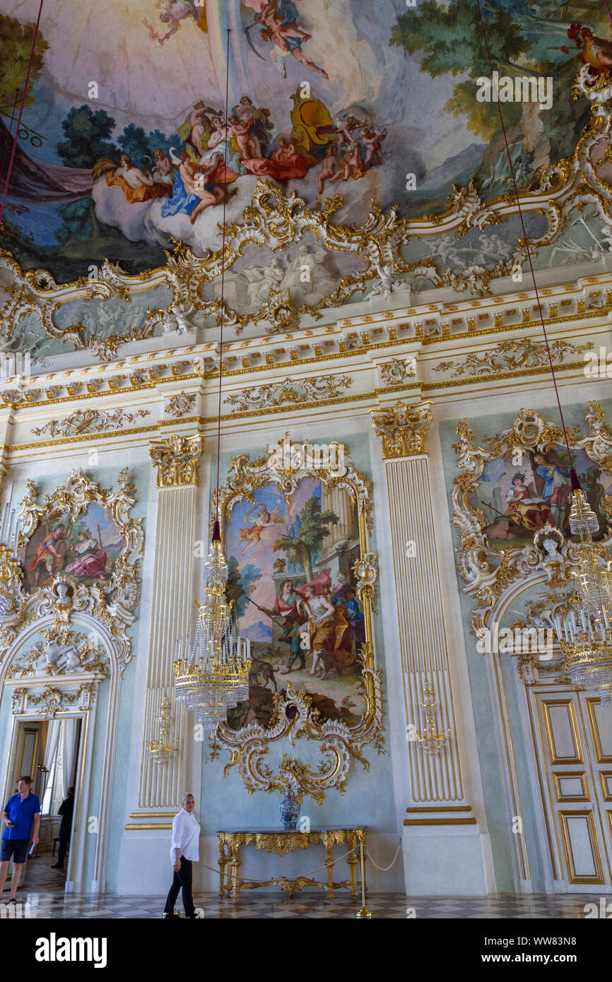 La splendida sala grande dentro il palazzo di Nymphenburg (Schloss Nymphenburg), Monaco di Baviera, Germania. Foto Stock