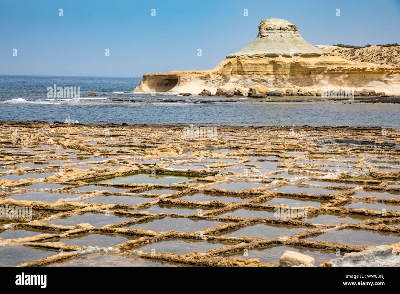 Gozo, la vicina isola di Malta, saline, saline per il sale di mare la produzione nella Xwejni Bay vicino a Marsalforn, Foto Stock