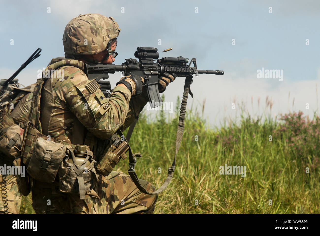 Stati Uniti Soldato dell'esercito da 106ª Cav. Reggimento xxxiii della brigata di fanteria combattere la squadra, Illinois Guardia Nazionale si impegna con un bersaglio di sparo che repersents un nemico forza con la sua M-4 fucile carabina a Oyanohara Area Formazione, Giappone, Sett. 12, 2019. OS 19 è un priemier U.S. Esercito e Giappone terra Forza di Autodifesa bilaterale di formazione sul campo di esercizio che è destinato ad aumentare l'interoperabilità da testare e perfezionare il multi-dominio e cross-domain concetti.(STATI UNITI Foto dell'esercito da Staff Sgt. Giacobbe Kohrs, ventesimo PAD) Foto Stock