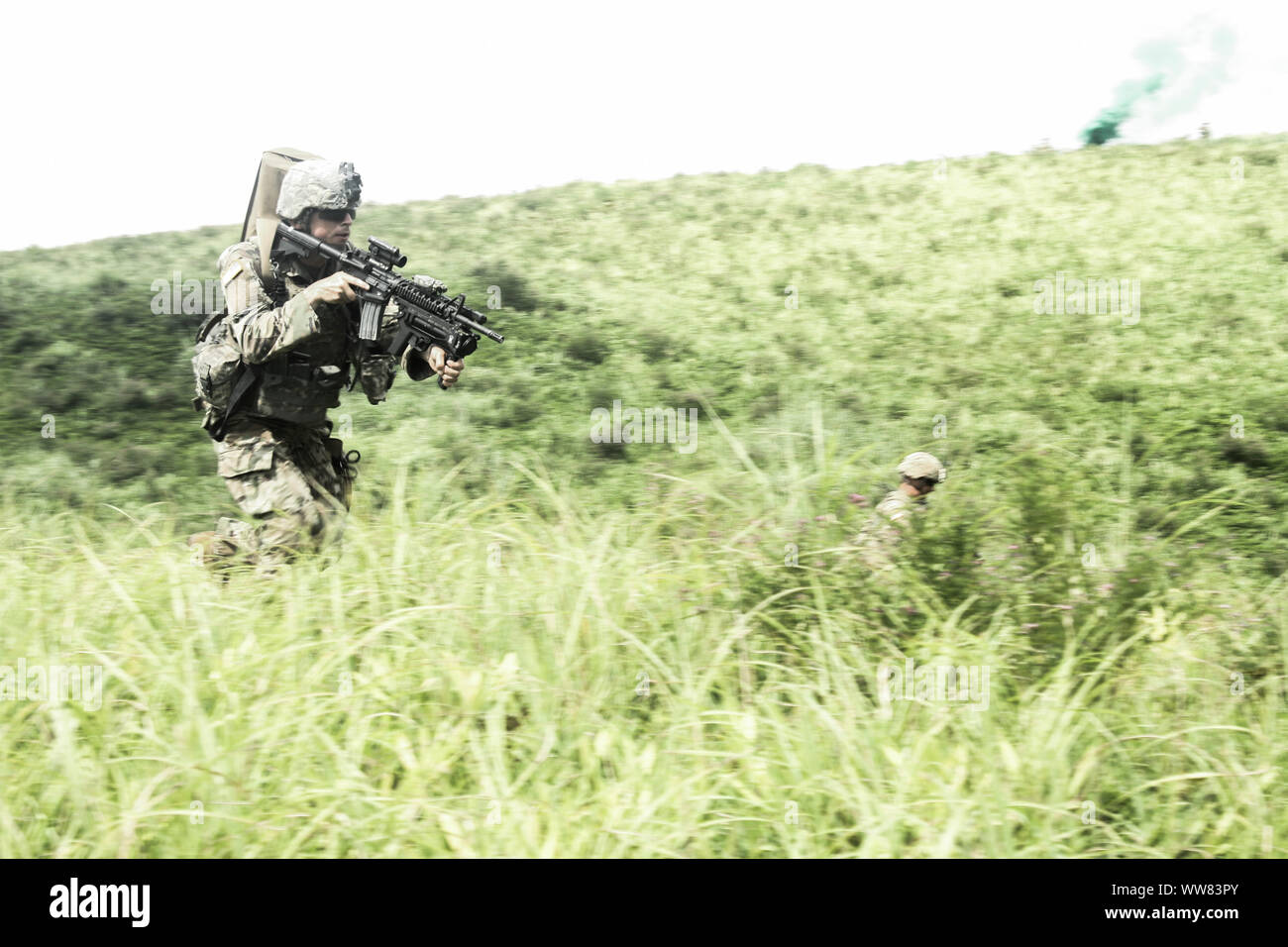 Stati Uniti Soldato dell'esercito da 106ª Cav. Reggimento xxxiii della brigata di fanteria combattere la squadra, Illinois Guardia Nazionale limiti in avanti per chiudere la distanza tra gli obiettivi che repersents un nemico forza con la sua M-4 fucile carabina a Oyanohara Area Formazione, Giappone, Sett. 12, 2019. OS 19 è un priemier U.S. Esercito e Giappone terra Forza di Autodifesa bilaterale di formazione sul campo di esercizio che è destinato ad aumentare l'interoperabilità da testare e perfezionare il multi-dominio e cross-domain concetti.(STATI UNITI Foto dell'esercito da Staff Sgt. Giacobbe Kohrs, ventesimo PAD) Foto Stock