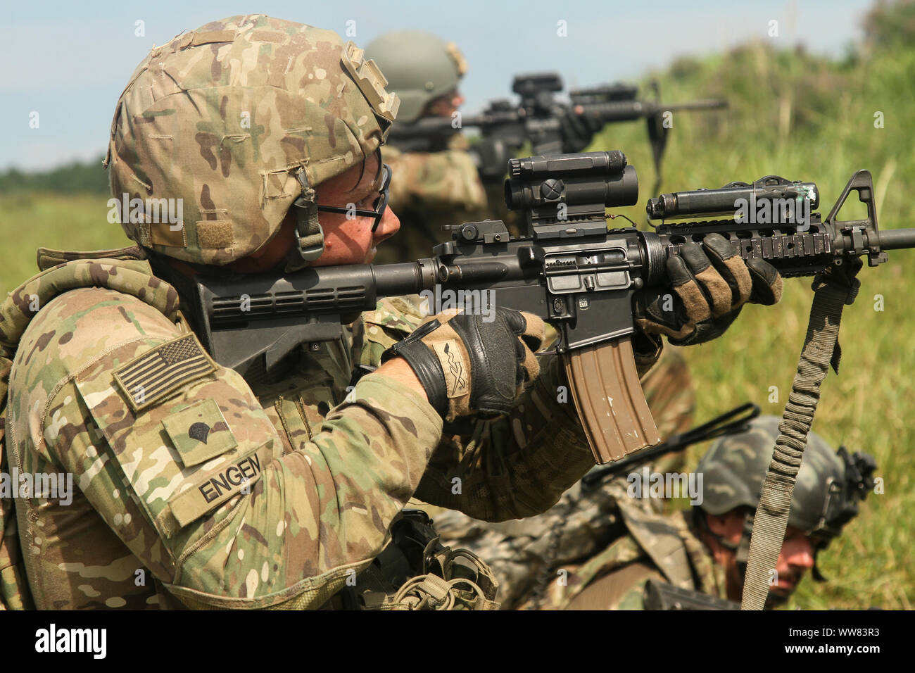 Stati Uniti Soldato dell'esercito da 106ª Cav. Reggimento xxxiii della brigata di fanteria combattere la squadra, Illinois Guardia Nazionale si impegna con un bersaglio di sparo che repersents un nemico forza con la sua M-4 fucile carabina a Oyanohara Area Formazione, Giappone, Sett. 12, 2019. OS 19 è un priemier U.S. Esercito e Giappone terra Forza di Autodifesa bilaterale di formazione sul campo di esercizio che è destinato ad aumentare l'interoperabilità da testare e perfezionare il multi-dominio e cross-domain concetti.(STATI UNITI Foto dell'esercito da Staff Sgt. Giacobbe Kohrs, ventesimo PAD) Foto Stock
