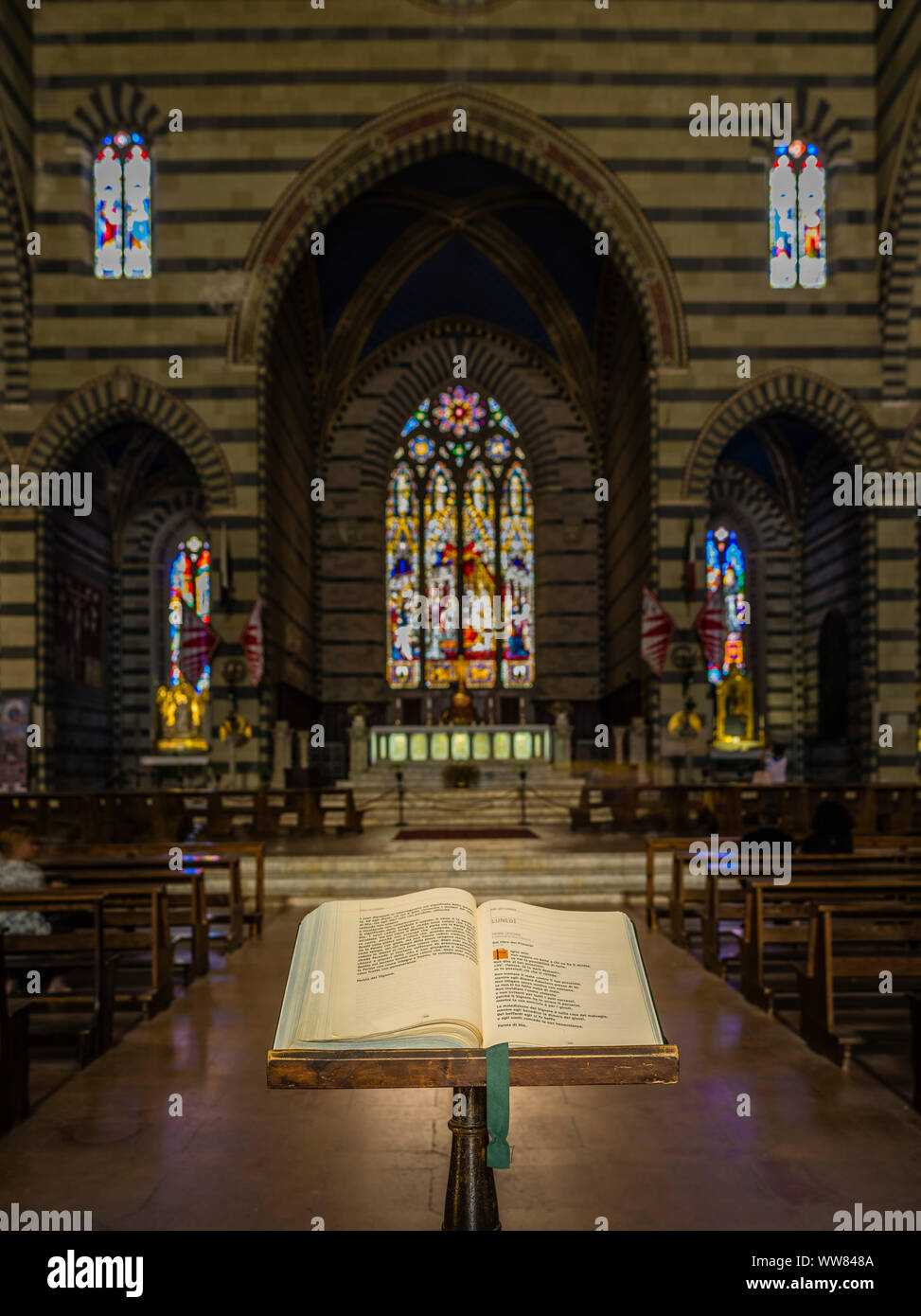 Aprire la Bibbia nella Basilica di Dan Francesco di Siena Foto Stock