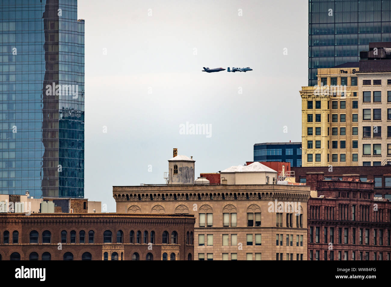 Il cap. Andrew 'Dojo' Olson, F-35una Demo Team pilota, vola su Cleveland Ohio, insieme ad una-10 durante il Cleveland International Air Show sett. 1, 2019. Il team ha effettuato tutti i tre giorni della air show. (U.S. Air Force foto di Tech. Sgt. Jensen Stidham) Foto Stock