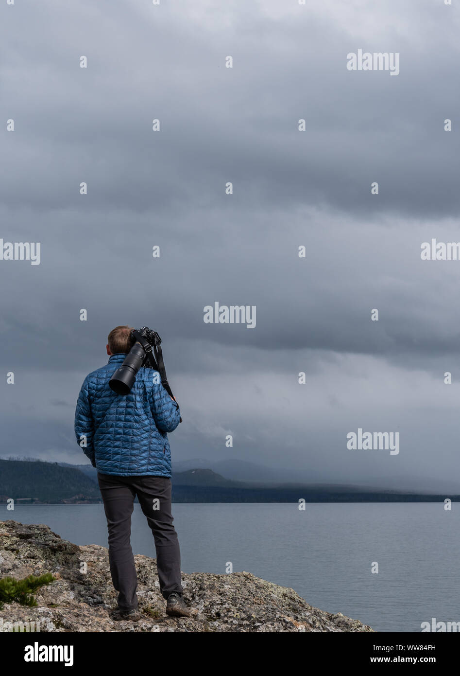 L'uomo porta lenti molto grandi su Torna a riva del Lago Yellowstone Foto Stock