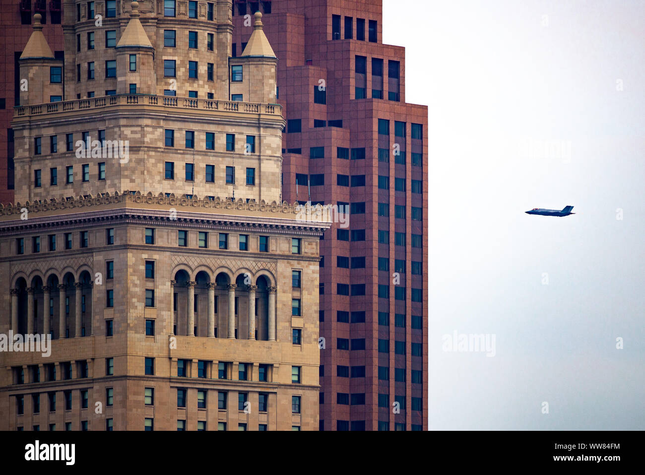 Il cap. Andrew 'Dojo' Olson, F-35una Demo Team pilota, vola su Cleveland Ohio, durante la Cleveland International Air Show sett. 1, 2019. Il team ha effettuato tutti i tre giorni della air show. (U.S. Air Force foto di Tech. Sgt. Jensen Stidham) Foto Stock