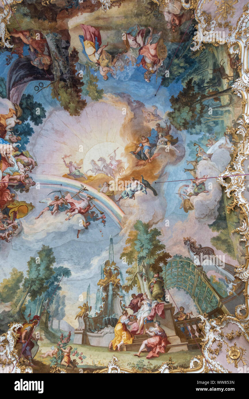 Soffitto dipinto nella splendida sala grande dentro il palazzo di Nymphenburg (Schloss Nymphenburg), Monaco di Baviera, Germania. Foto Stock