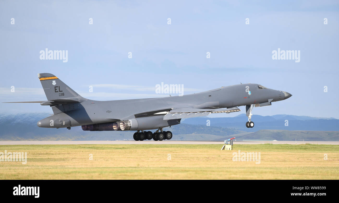 A B-1B Lancer prende il largo su Ellsworth Air Force Base, S.D., Sett. 10, 2019. Ellsworth AFB è la casa del ventottesimo bomba Ala - il più grande B-1 ala di combattimento negli Stati Uniti Air Force. Ellsworth attualmente dispone di una flotta di 27 B-1B. (U.S. Air Force foto di Airman 1. Classe Christina Bennett) Foto Stock