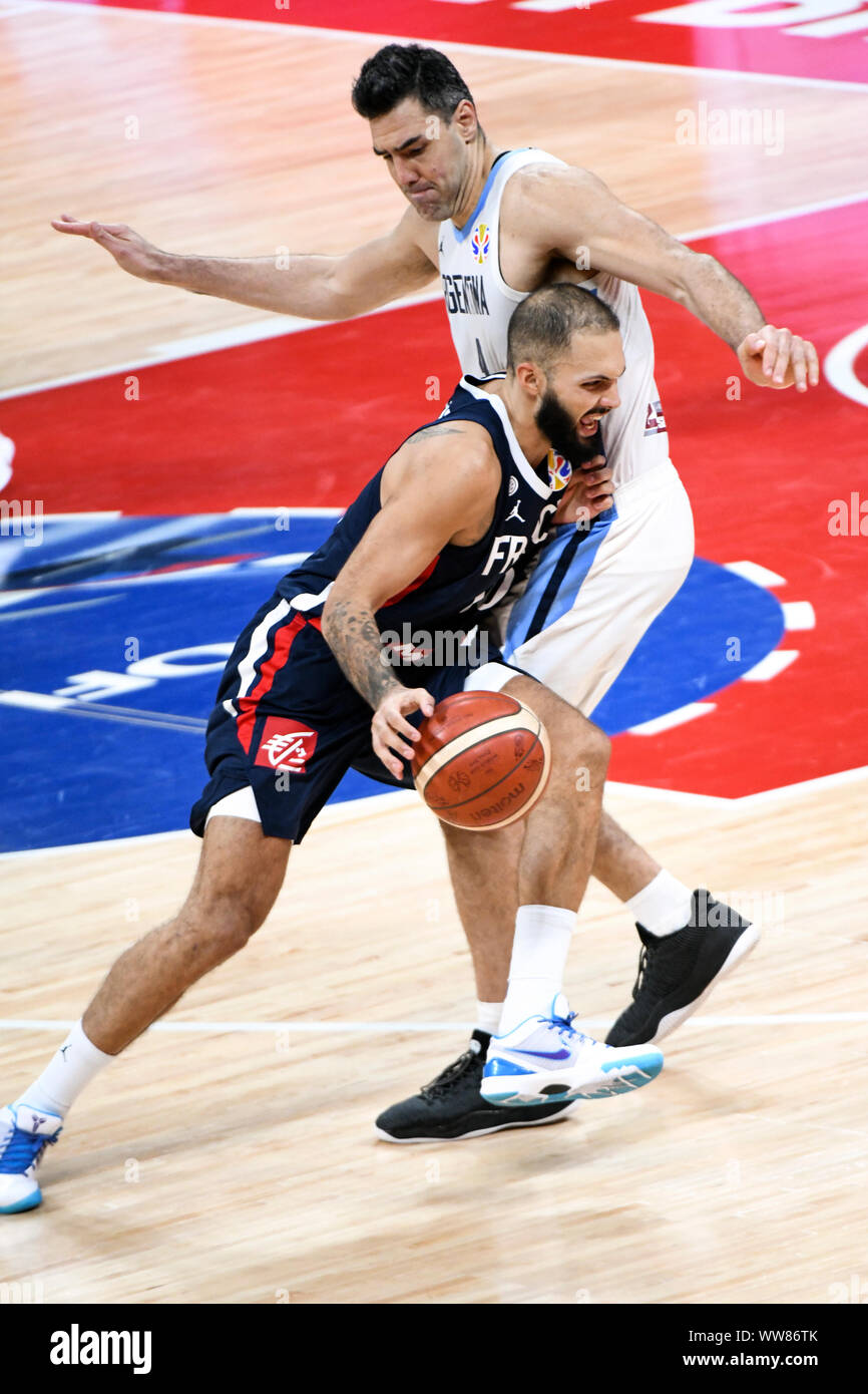 Evan Fournier (Francia) ha difeso da Luis Scola (Argentina). Pallacanestro FIBA World Cup Cina 2019, Semifinali Foto Stock