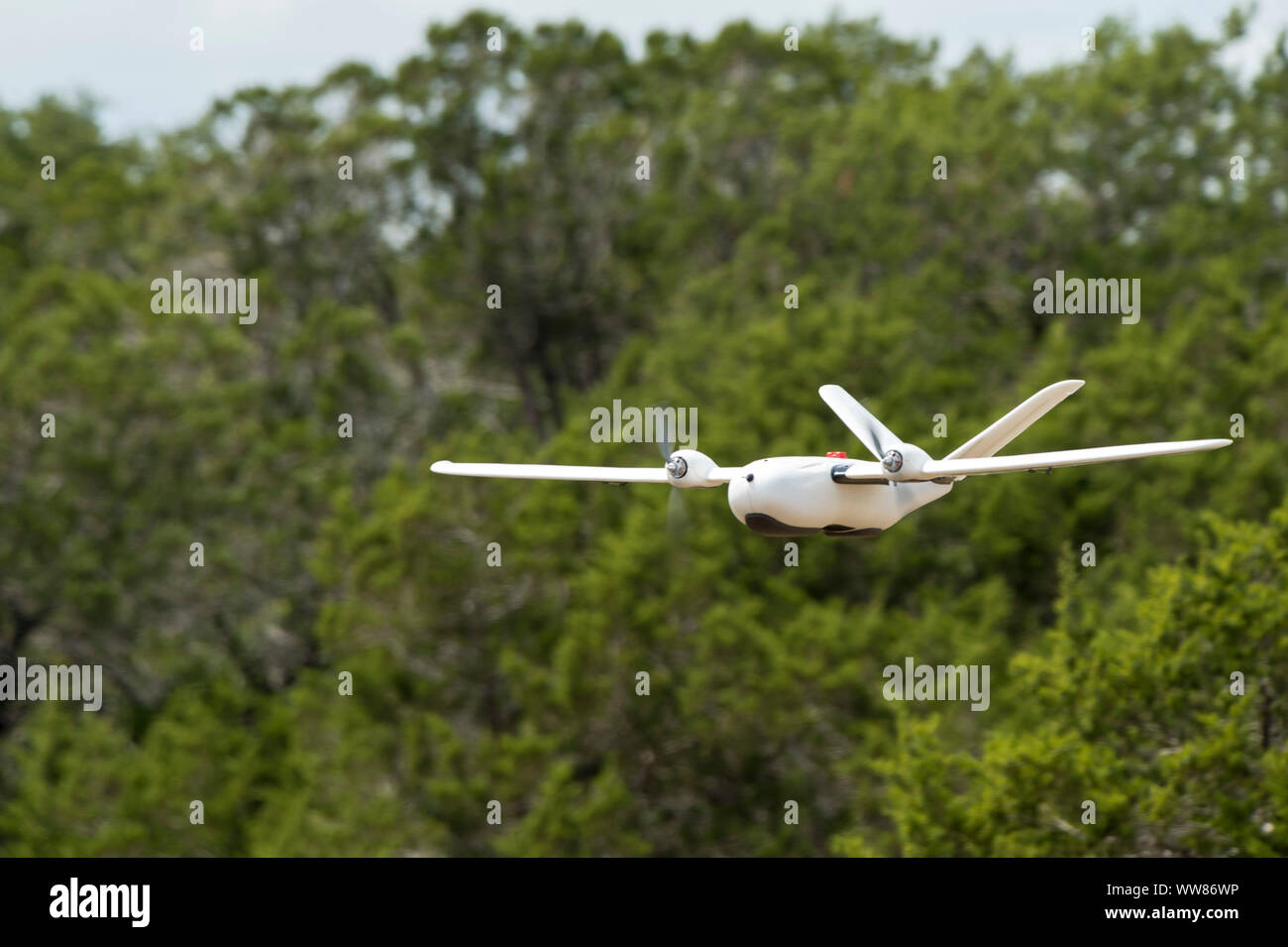 Un Unmanned Aerial system vola sopra Camp Bullis, Texas, durante una prova su campo sett. 4. Le scuole universitarie professionali è stato equipaggiato con la rilevazione della luce e compreso, multi-sensori spettrale e macchine di algoritmi di apprendimento per mappare, indagine e inventario di habitat per il golden-cheeked trillo. Il campo prova aiuterà l'Air Force determinare se UAS la tecnologia può caratterizzare habitat migliore, più veloce e più economico rispetto ai metodi correnti. (U.S. Air Force foto di Malcolm McClendon). Foto Stock