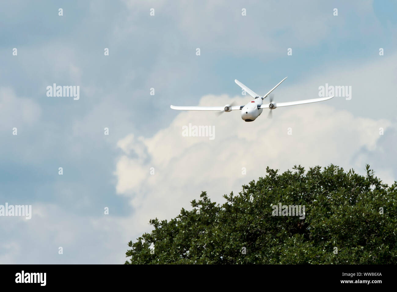 Un Unmanned Aerial system vola sopra Camp Bullis, Texas, durante una prova su campo sett. 4. Le scuole universitarie professionali è stato equipaggiato con la rilevazione della luce e compreso, multi-sensori spettrale e macchine di algoritmi di apprendimento per mappare, indagine e inventario di habitat per il golden-cheeked trillo. Il campo prova aiuterà l'Air Force determinare se UAS la tecnologia può caratterizzare habitat migliore, più veloce e più economico rispetto ai metodi correnti. (U.S. Air Force foto di Malcolm McClendon). Foto Stock