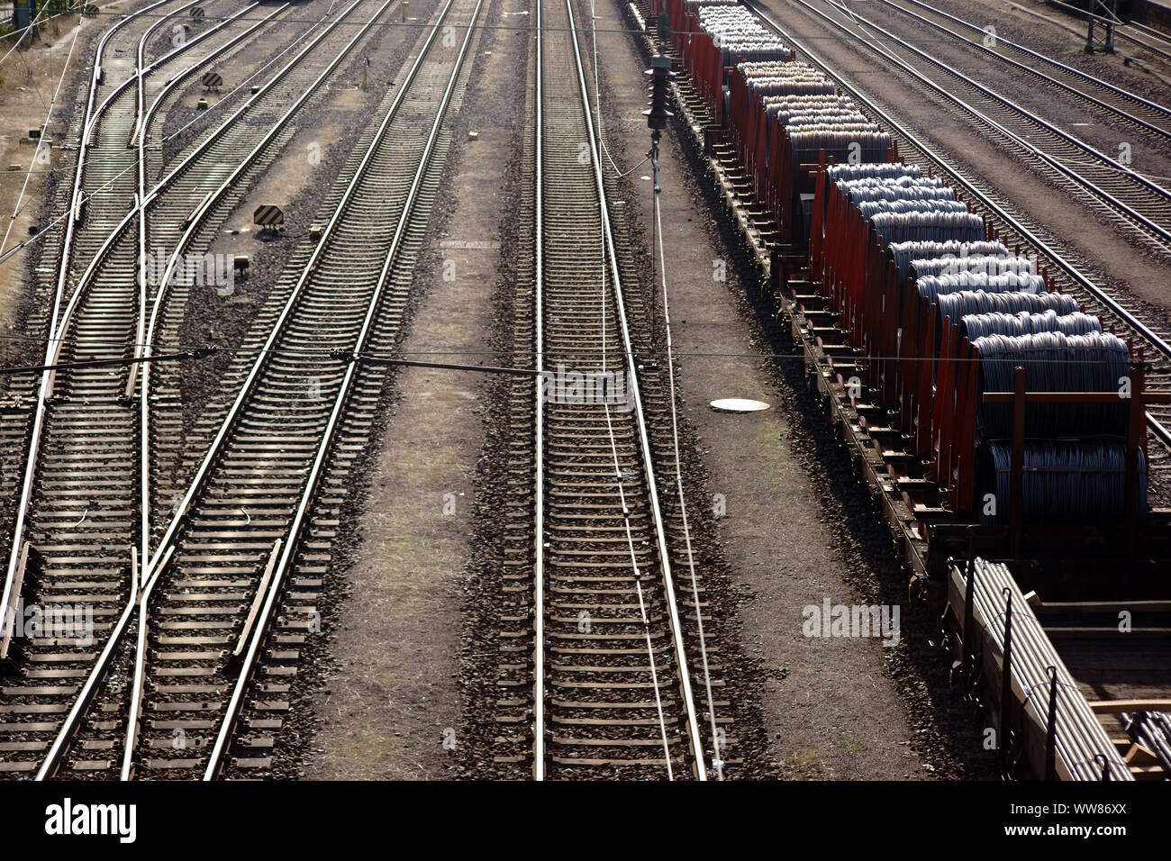 Carrelli ferroviari di un treno di merci nel sistema ferroviario di un deposito di merci Foto Stock