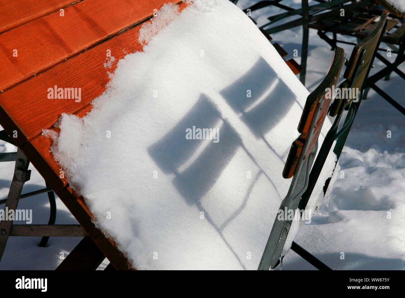 Ombra di due sedia alle spalle coperte di neve tabella di birra Foto Stock