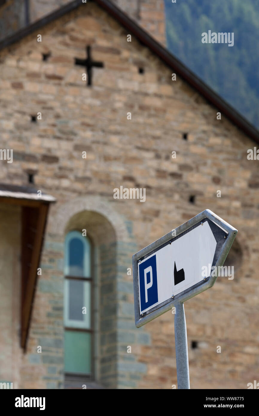 Parcheggio segno per praticanti di fronte alla chiesa Foto Stock