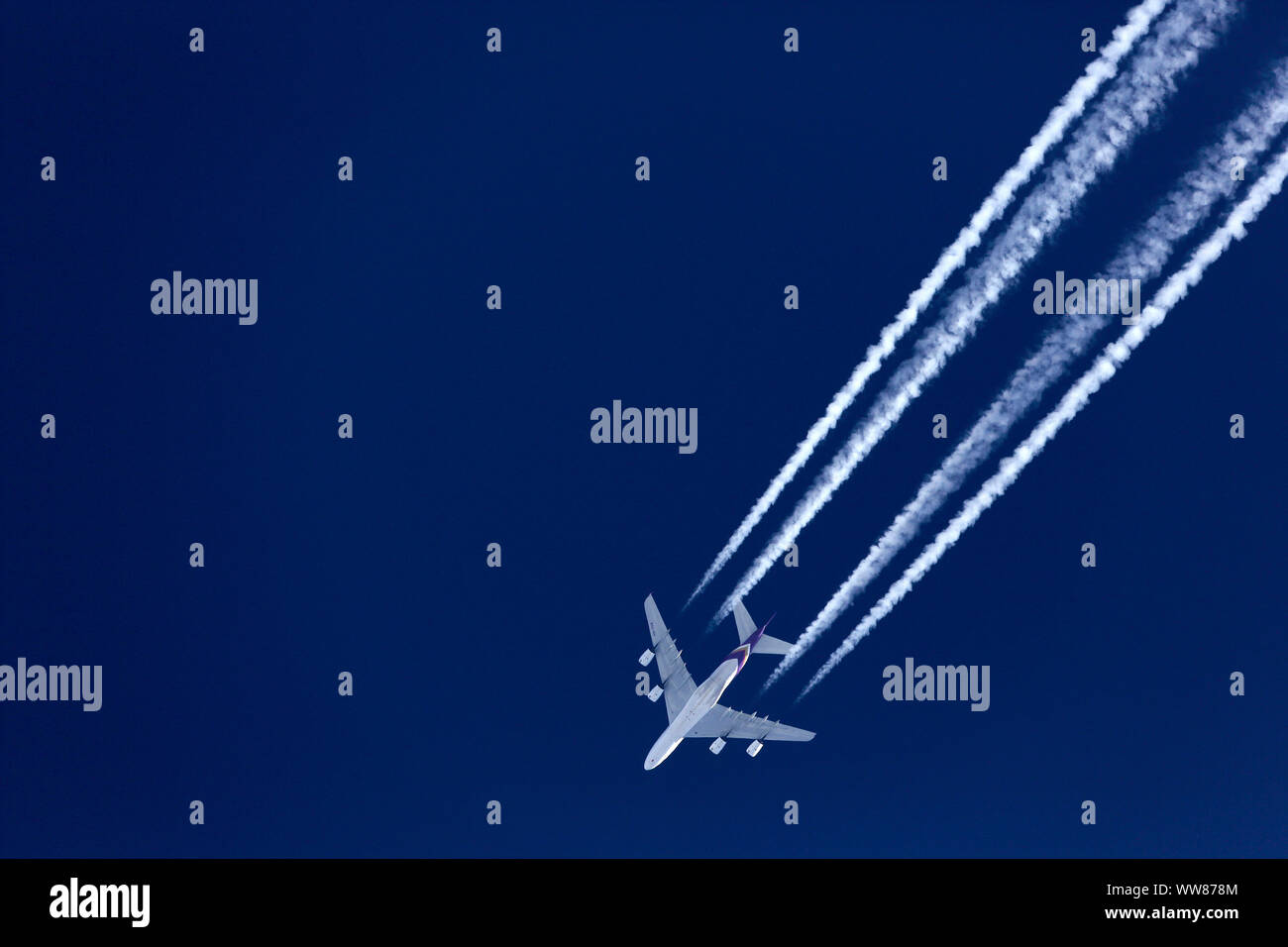 Airbus A380, registrazione HS-TUA della Thai Airways International, dal di sotto, contro il cielo blu, Foto Stock