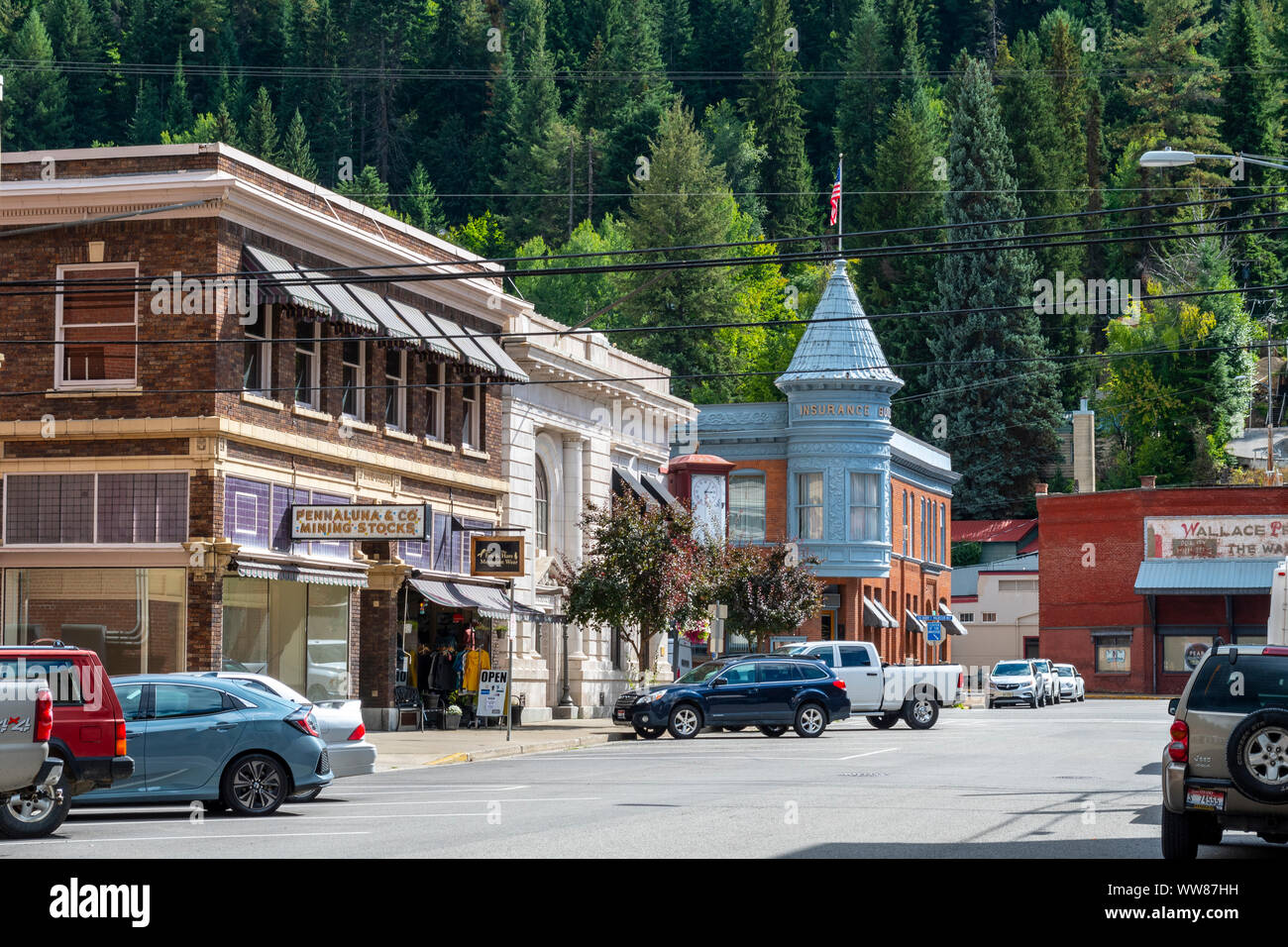 La strada principale che corre attraverso il centro storico 1800 città mineraria di Wallace, Idaho, parte del progetto Superfund site in Silver Valley, Idaho, Stati Uniti d'America. Foto Stock