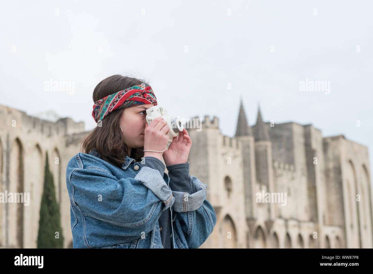 Avignon Vaucluse Francia, ritratto di una ragazza adolescente mentre si fotografa presso il Palazzo Papale Foto Stock