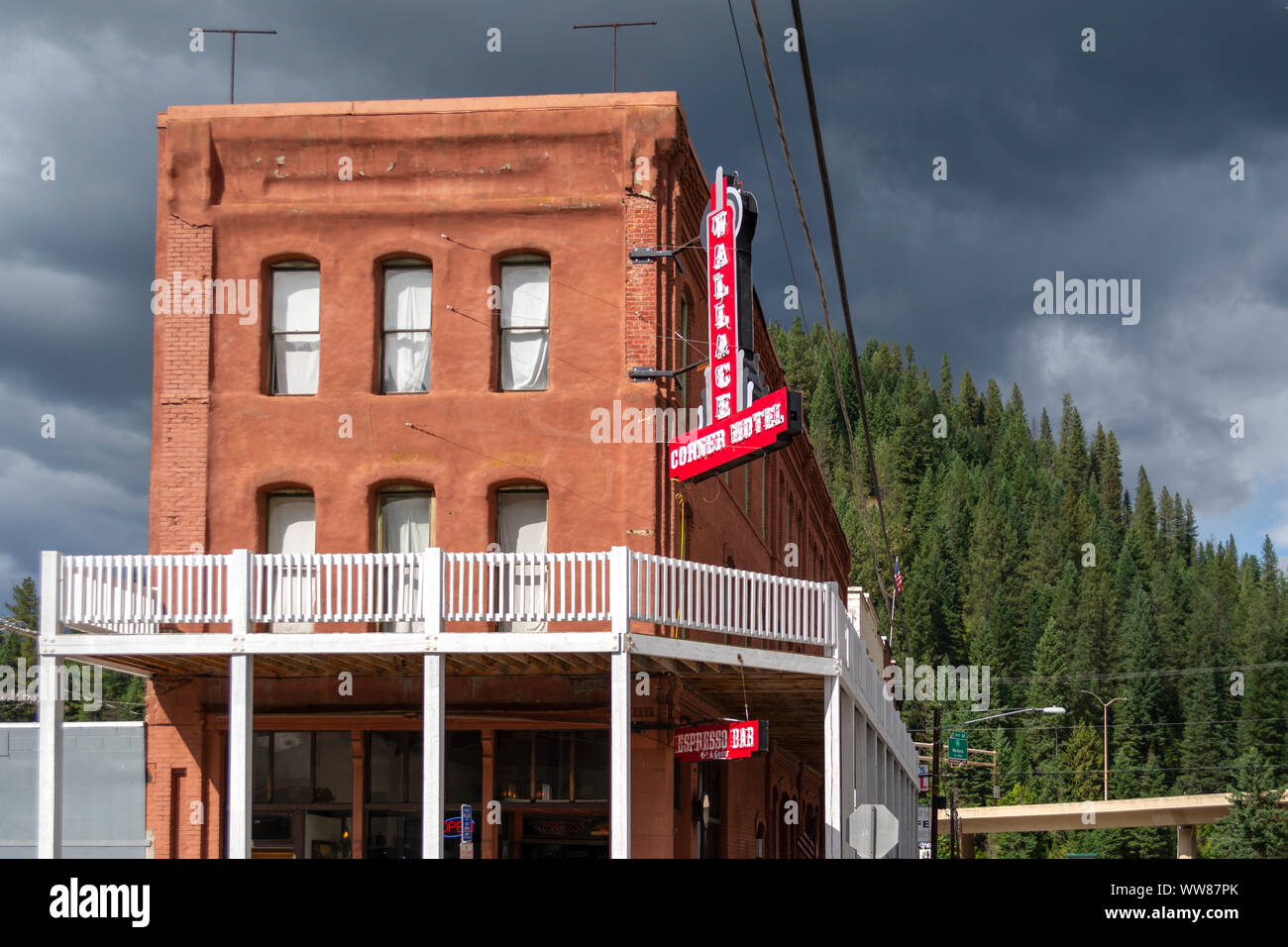 A metà ottocento edificio che ora un hotel e bar nella storica città mineraria di Wallace, Idaho, un sito Superfund in Silver Valley, Stati Uniti d'America. Foto Stock