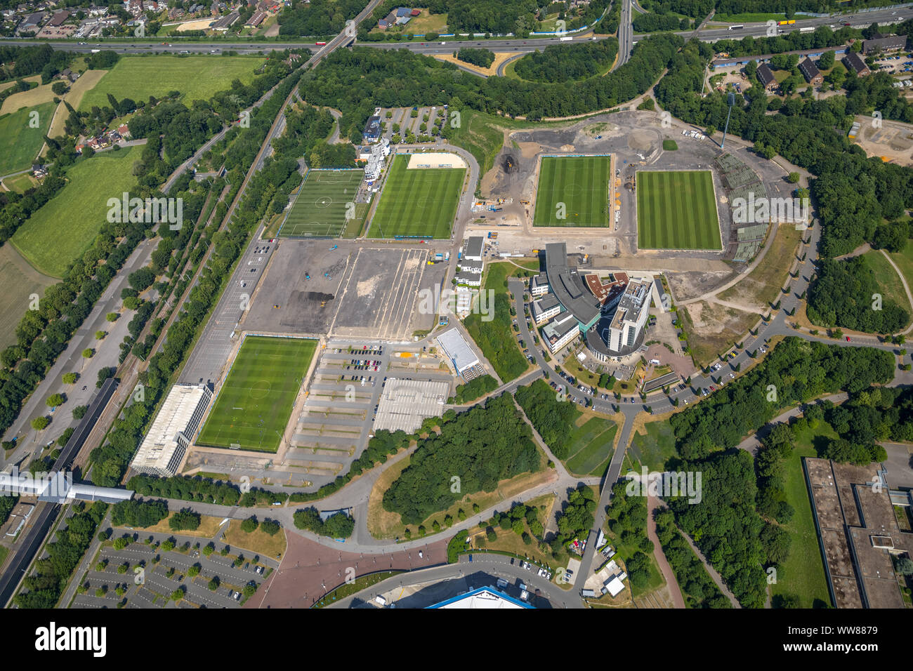 Vista aerea, Parco Arena Gelsenkirchen, Veltins Arena, Arena di Gelsenkirchen è lo stadio di calcio del calcio tedesco Bundesliga club FC Schalke 04, ex Park Stadium, Gelsenkirchen, zona della Ruhr, Nord Reno-Westfalia, Germania Foto Stock