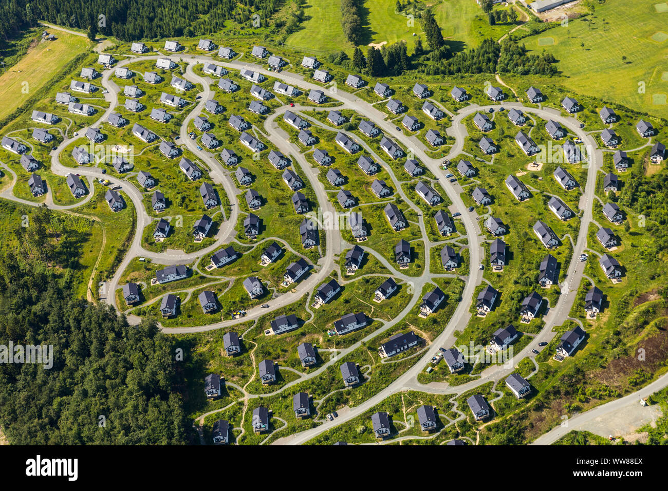 Vista aerea, holiday cottages Landal Winterberg, appartamenti vacanze, la collina con le case standard, percorsi circolari, Winterberg, Sauerland, Nord Reno-Westfalia, Germania Foto Stock