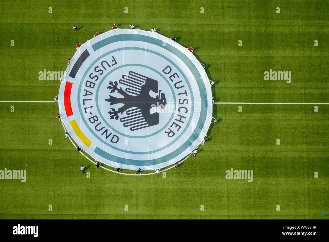 Vista aerea, giovani giocatori la pratica sul campo adiacente lo svolgimento dell'emblema del tedesco Football Association, Stadio Niederrhein, Stadio SC Rot-Weiss Oberhausen e.V., formazione tribunali, tra l Emscher e canale Rhein-Herne, Oberhausen, la zona della Ruhr, Nord Reno-Westfalia, Germania Foto Stock