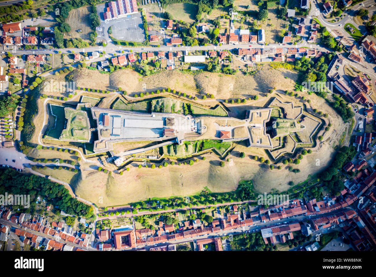 A forma di stella bastioni e outworks della Citadelle de Bitche, fortezza medievale e roccaforte vicino al confine tedesco nel dipartimento della Mosella, Francia. La citad Foto Stock