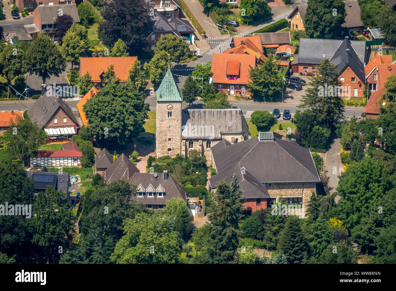 Vista aerea, la parrocchia cattolica di San Bartolomeo e Giovanni Battista. Warendorf, Einen, Warendorf, MÃ¼nsterland, Renania settentrionale-Vestfalia, Germania, Europa Foto Stock