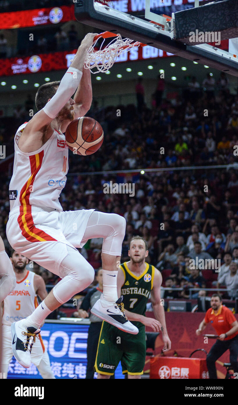 Victor Claver (Spagna) dunking contro l'Australia. Pallacanestro FIBA World Cup Cina 2019, Semifinali Foto Stock