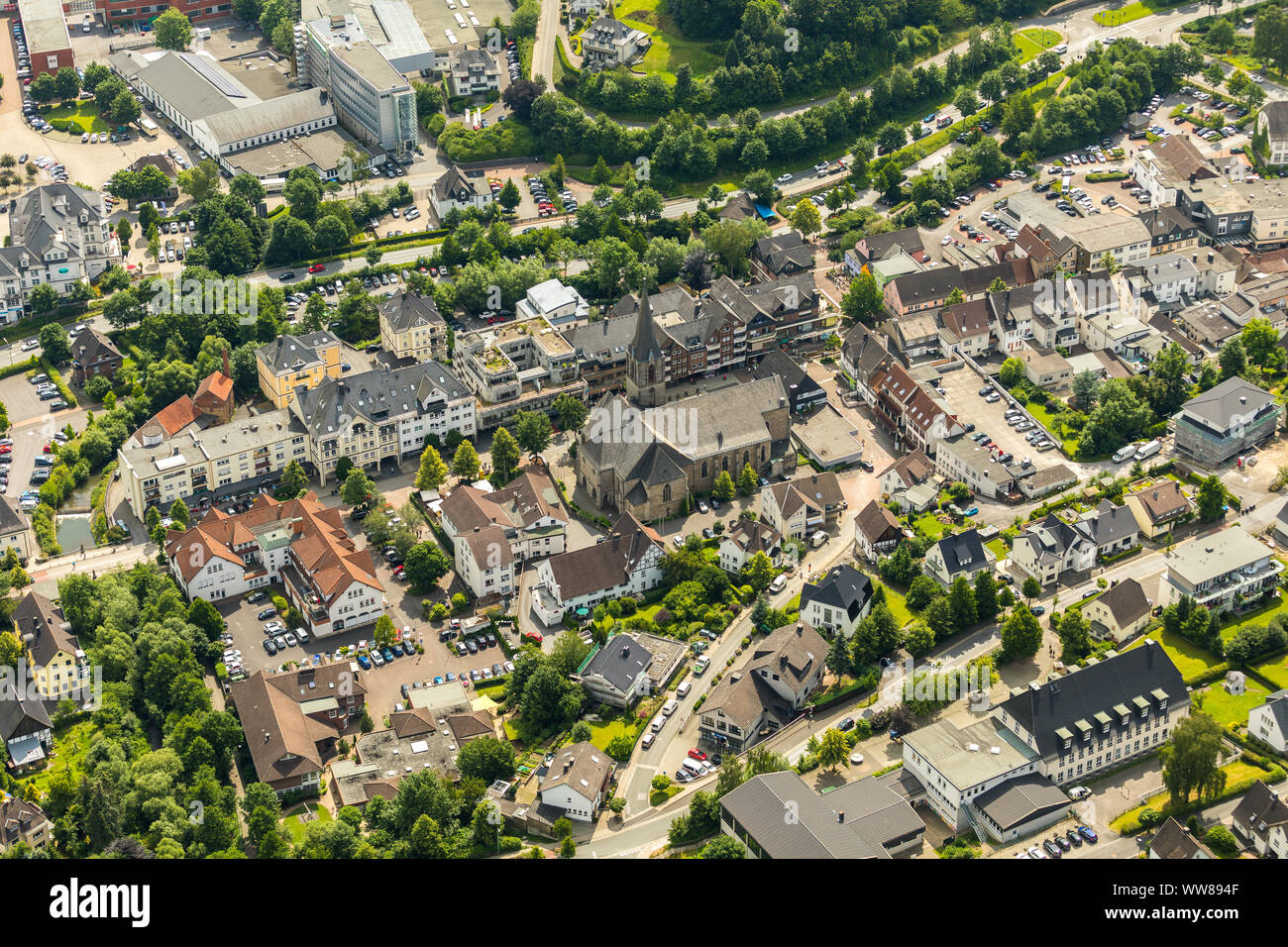 Vista aerea, St. Johannes Chiesa Sundern, centro città, strada principale, Jostes GÃ¤ÃŸchen, il quartiere finanziario, Sundern, Sauerland, Nord Reno-Westfalia, Germania Foto Stock