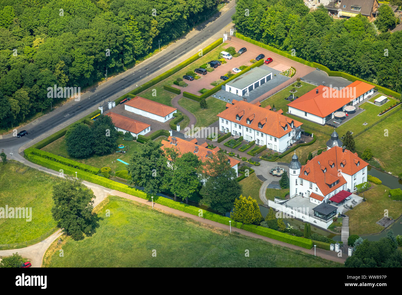 Vista aerea, moated castle Haus Dieprahm, asse di simmetria dal castello di Dieprahmsweg, Kamp-Lintfort, Basso Reno, Nord Reno-Westfalia, Germania Foto Stock