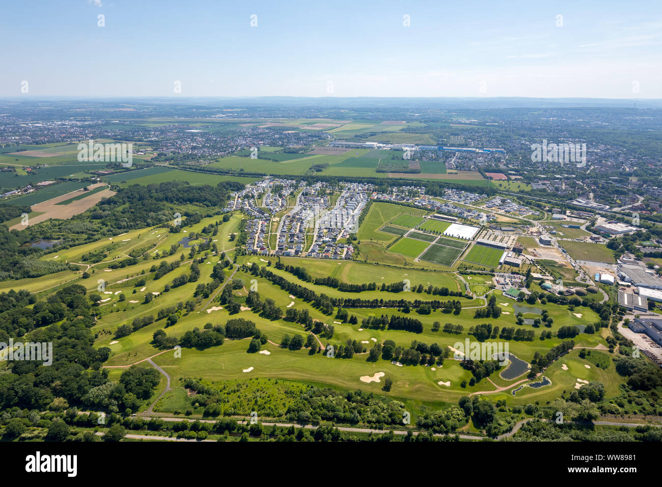 Vista aerea, zona residenziale Hohenbuschey il DSW21 Dortmund, Hohenbuschey GMBH, case unifamiliari, che vivono presso il campo da golf, ex caserme, Dortmund, Ruhr, Renania settentrionale-Vestfalia, Germania Foto Stock