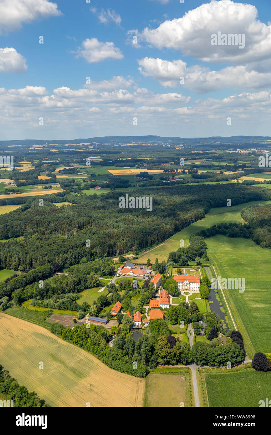 Veduta aerea del castello panoramica Harkotten, castello Harkotten Wappensaal, Schloss Harkotten von Ketteler, Schloss Harkotten Grundbesitz GmbH & Co. KG, sieger design GmbH & Co. KG Warendorf, Sassenberg, MÃ¼nsterland, Renania settentrionale-Vestfalia, Germania, Europa Foto Stock