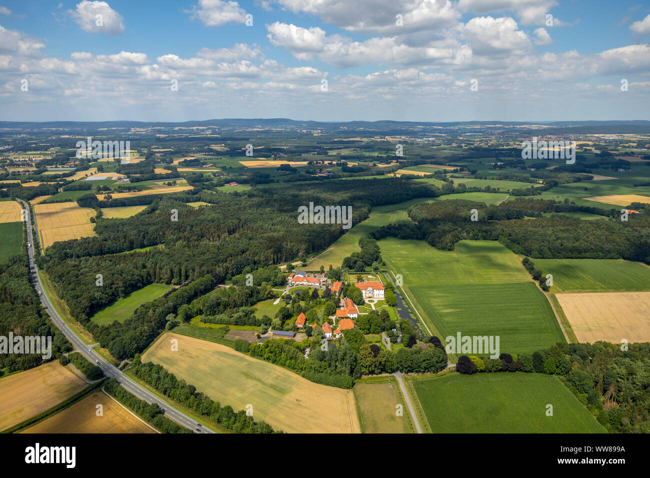 Veduta aerea del castello panoramica Harkotten, castello Harkotten Wappensaal, Schloss Harkotten von Ketteler, Schloss Harkotten Grundbesitz GmbH & Co. KG, sieger design GmbH & Co. KG Warendorf, Sassenberg, MÃ¼nsterland, Renania settentrionale-Vestfalia, Germania, Europa Foto Stock