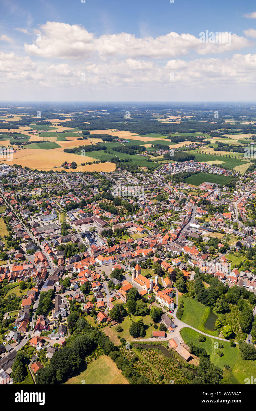 Vista aerea, panoramica Chiesa Collegiata di San Bonifacio Freckenhorst, piazza della chiesa Freckenhorst Castello, Everword Street, Freckenhorst, Warendorf, MÃ¼nsterland, Renania settentrionale-Vestfalia, Germania, Europa Foto Stock